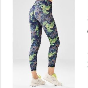 Fabletics power hold mid-rise Capri Leggings